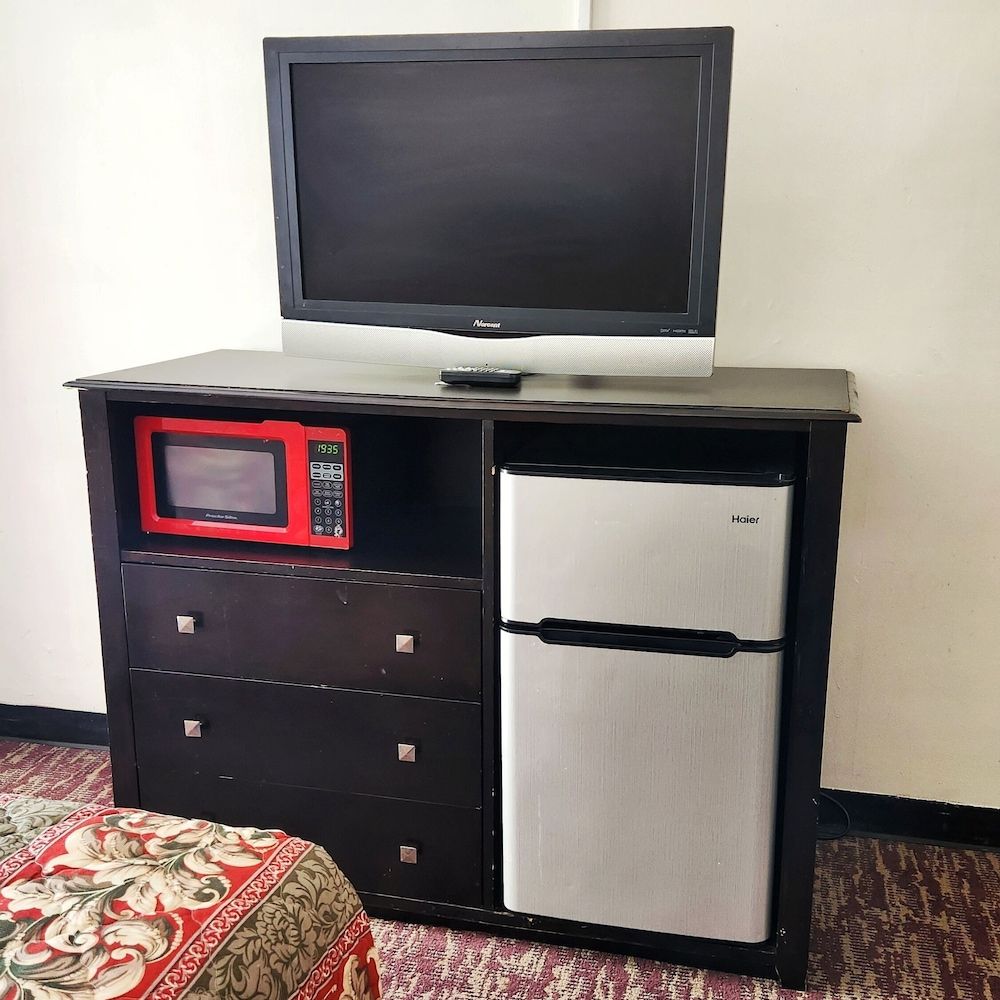 Budget Inn Economy Room, 2 Double Beds, Smoking, Refrigerator & Microwave 7