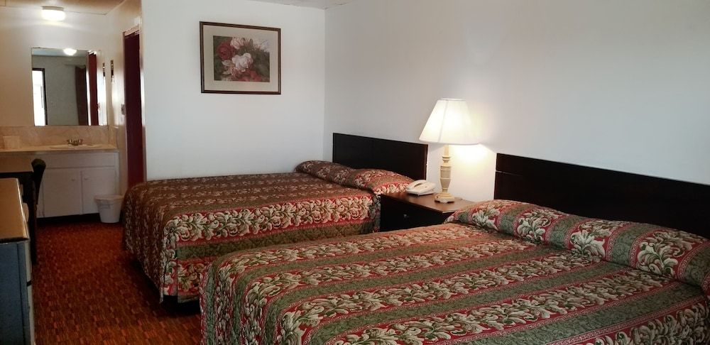 Budget Inn Economy Room, 2 Double Beds, Smoking, Refrigerator & Microwave
