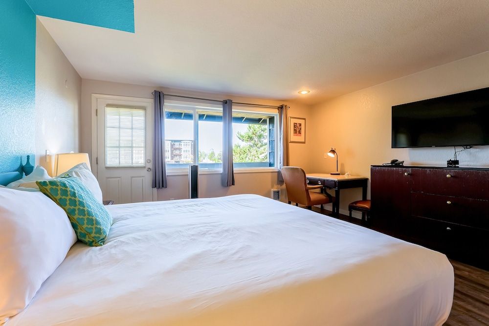 Room, 1 King Bed, River View