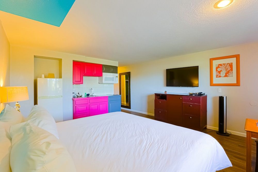 Room, 1 King Bed, Kitchenette, River View