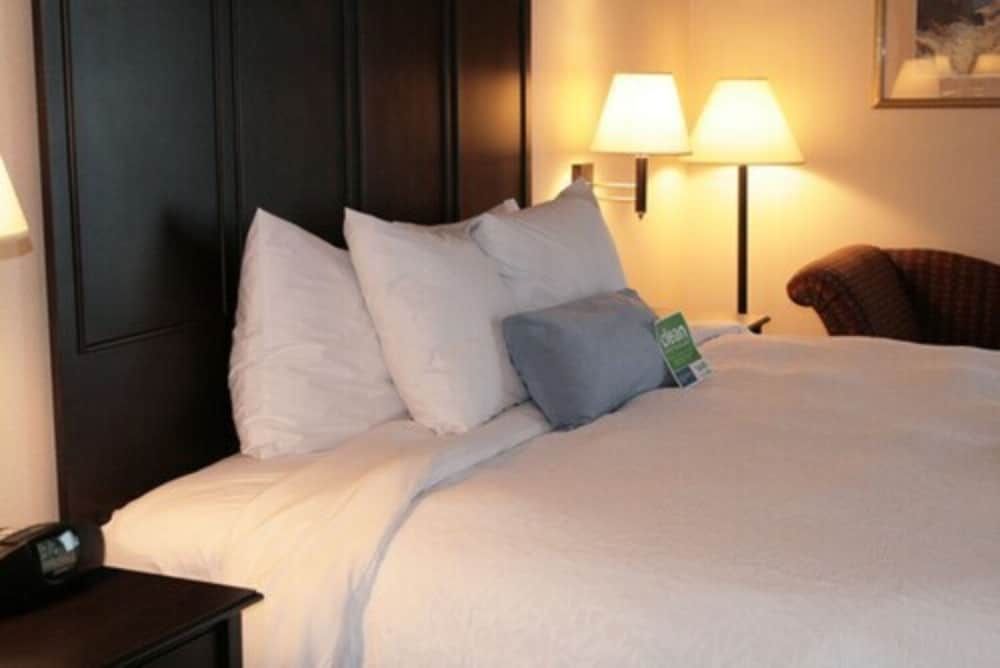 undefined Country Inn & Suites by Radisson, Toronto Mississauga, ON 3