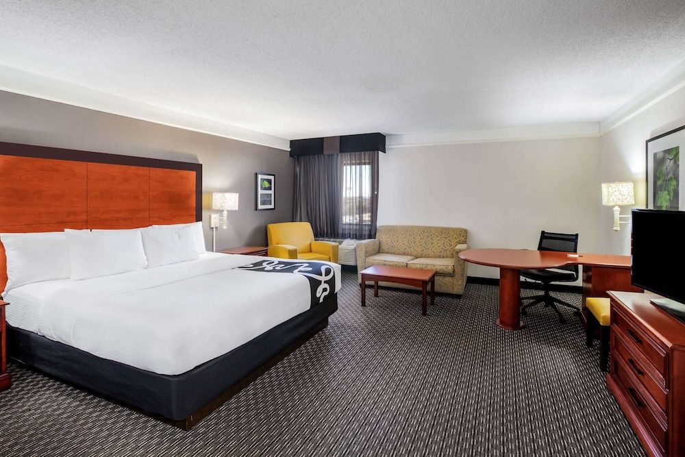 Suite, 1 King Bed with Sofa bed, Non Smoking
