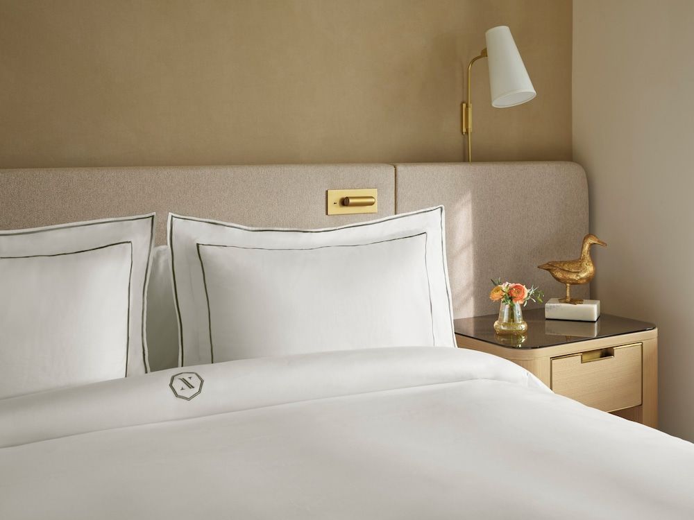 The Newbury Boston Room, 1 King Bed (Newbury) 7