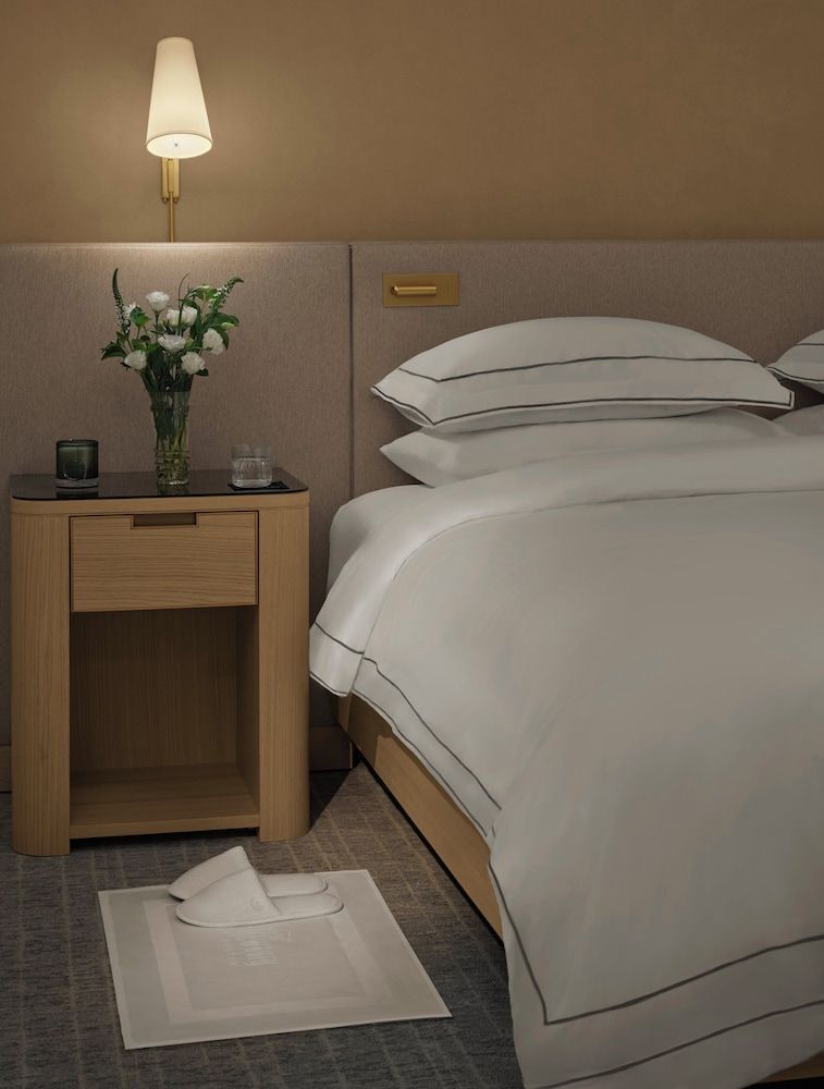 The Newbury Boston Room, 1 King Bed (Newbury) 5