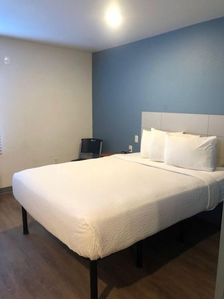 Extended Stay America Select Suites - Panama City - Callaway Standard Studio, Non Smoking, Refrigerator & Microwave 2
