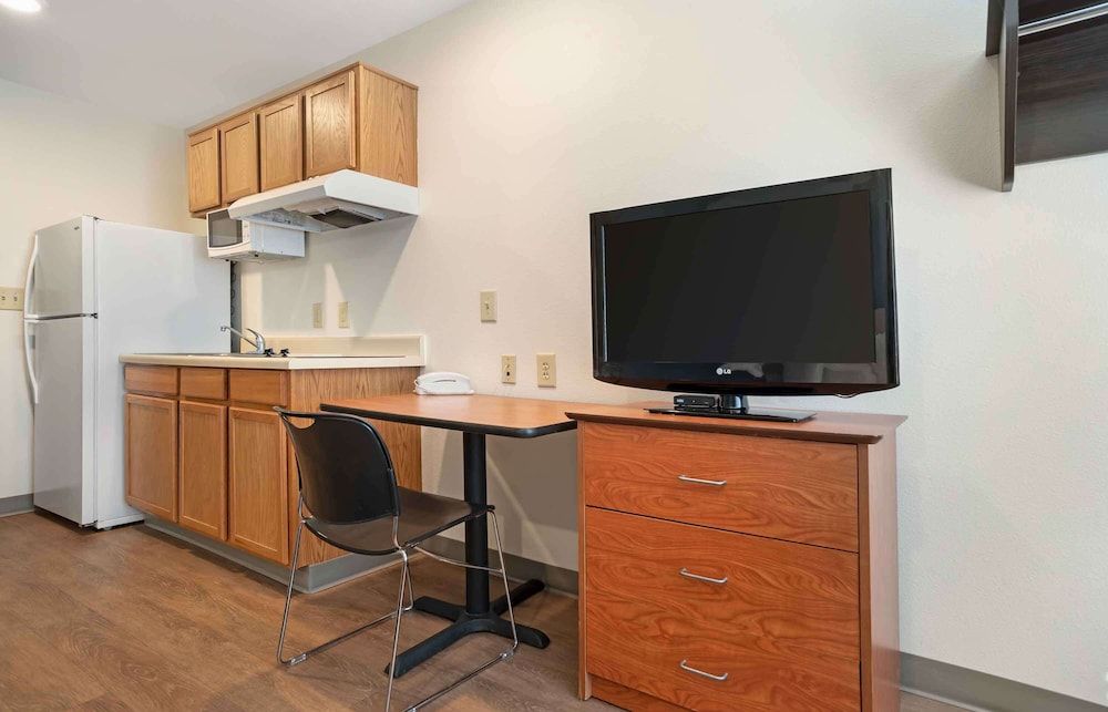 Extended Stay America Select Suites - Fort Walton Beach Standard Studio, 1 Queen Bed, Non Smoking, Refrigerator & Microwave 4