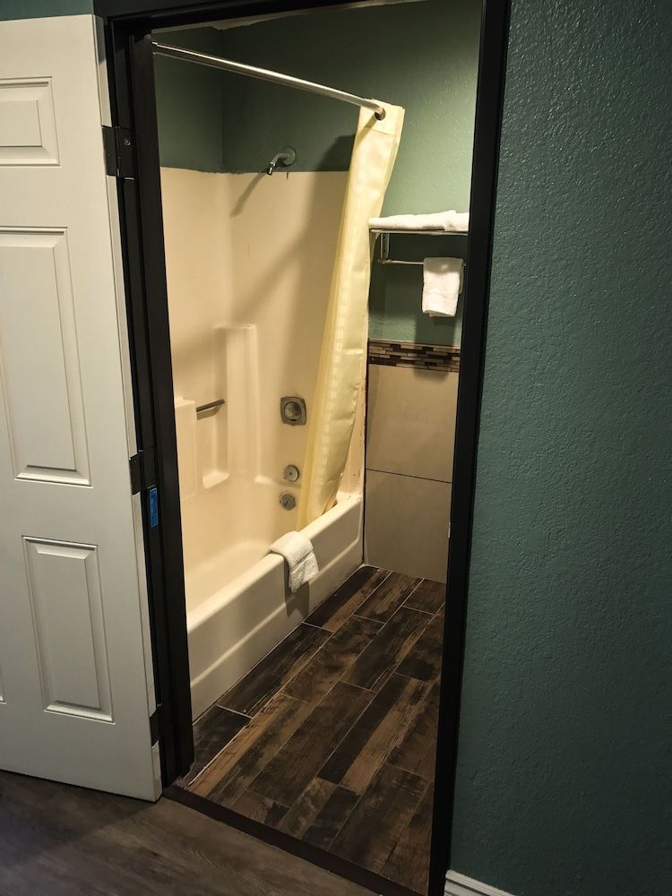 Highland Park Motel Deluxe Room, 1 Queen Bed, Smoking 8