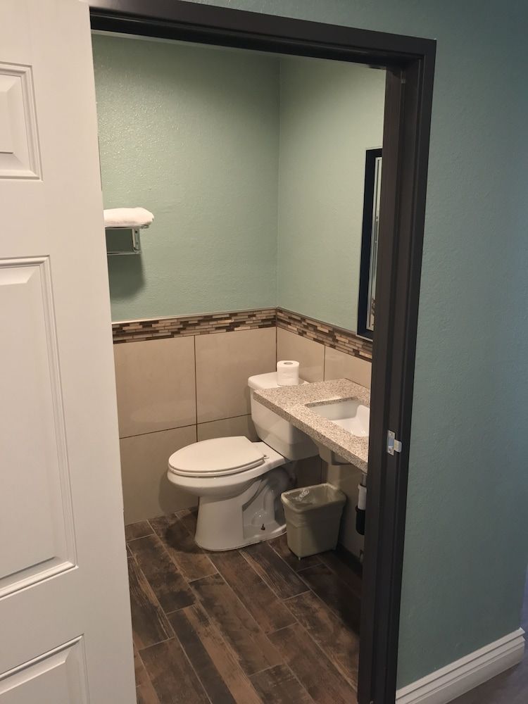 Highland Park Motel Deluxe Room, 1 Queen Bed, Smoking 9