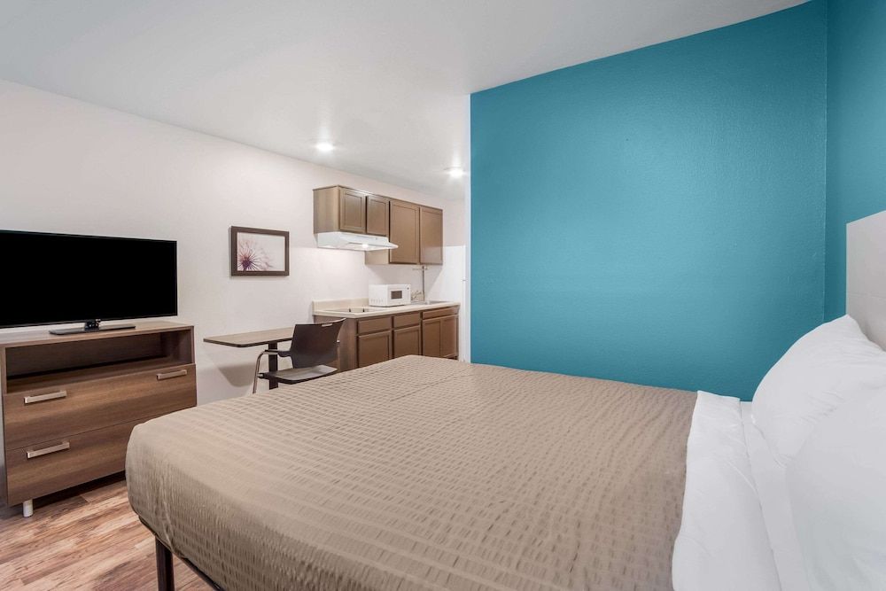 Business Room, 1 Queen Bed, Accessible, Non Smoking (Roll-in Shower)