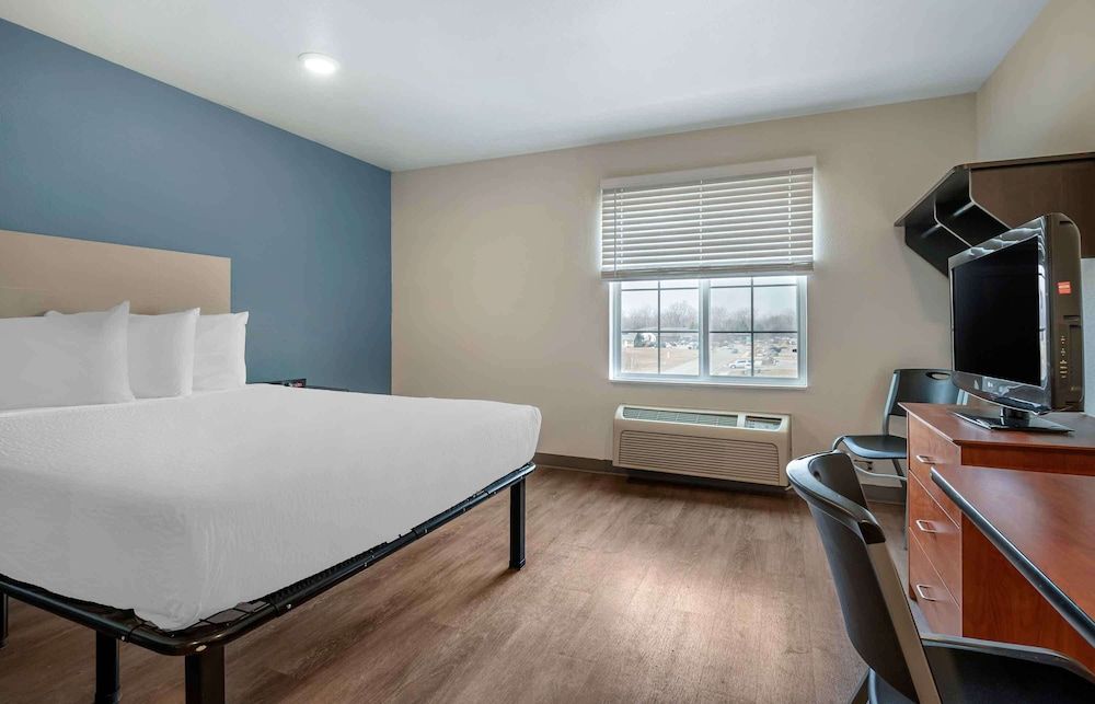 Standard Studio, 1 Queen Bed, Non Smoking, Refrigerator & Microwave