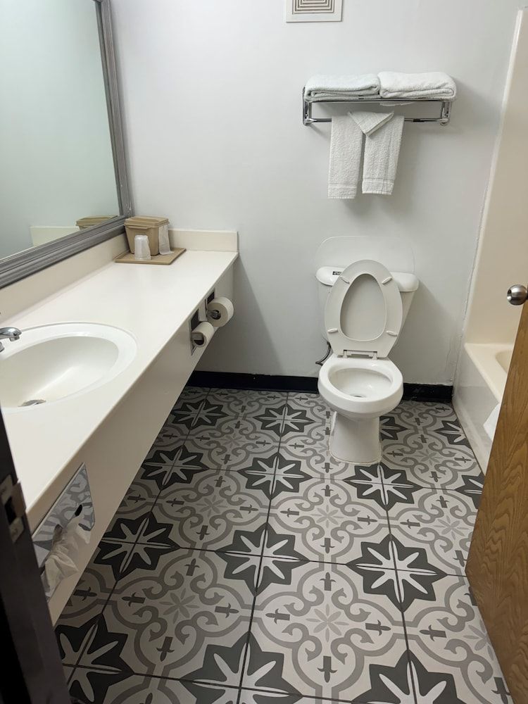 Western Inn and Suites Suite, 1 King Bed, Non Smoking 2