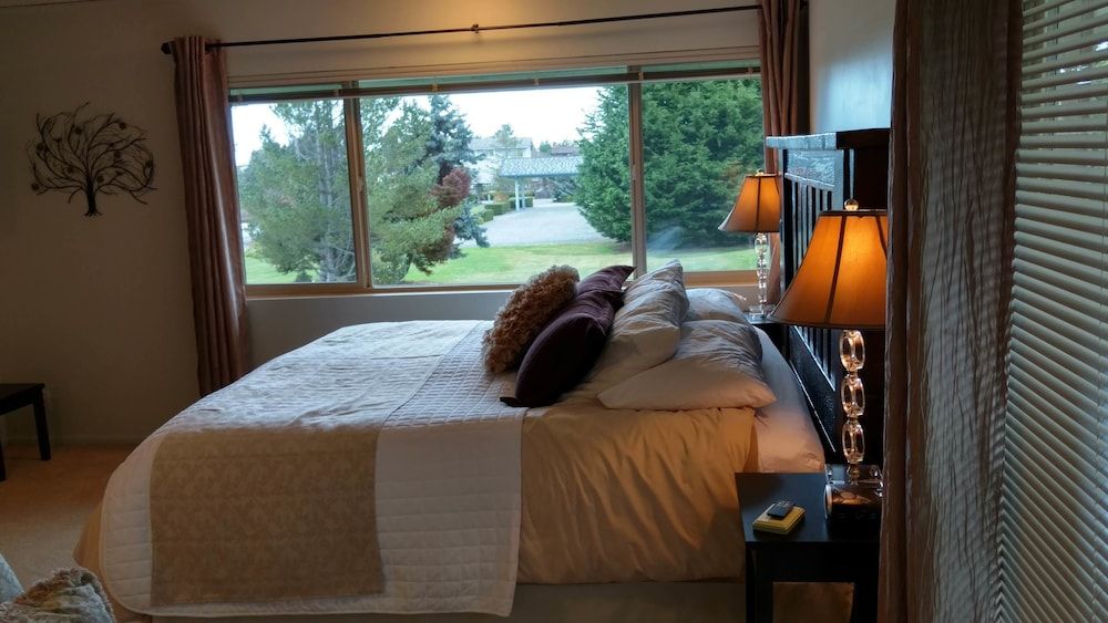 Deluxe Room, 1 King Bed, Ensuite, Mountain View