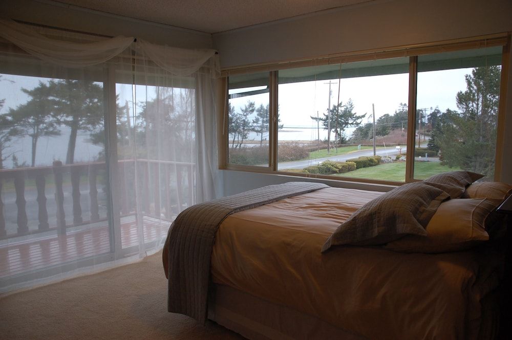 Deluxe Room, 1 King Bed, Ensuite, Bay View