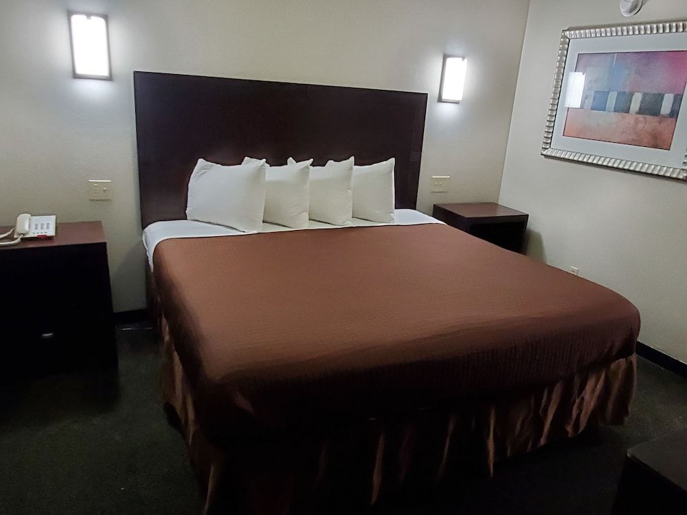 Executive Inn Standard Room, 1 King Bed, Smoking 3