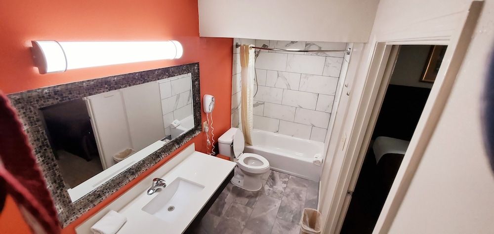 Executive Inn Standard Room, 1 King Bed, Smoking 5