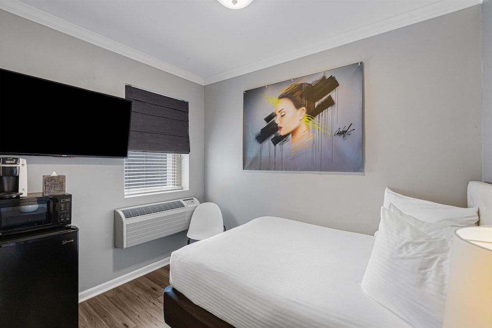 undefined Hotel Chicago West Loop, SureStay Collection by Best Western 3