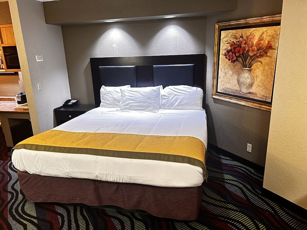 Apple Tree Inn and Suites Executive Suite, 1 King Bed, Jetted Tub