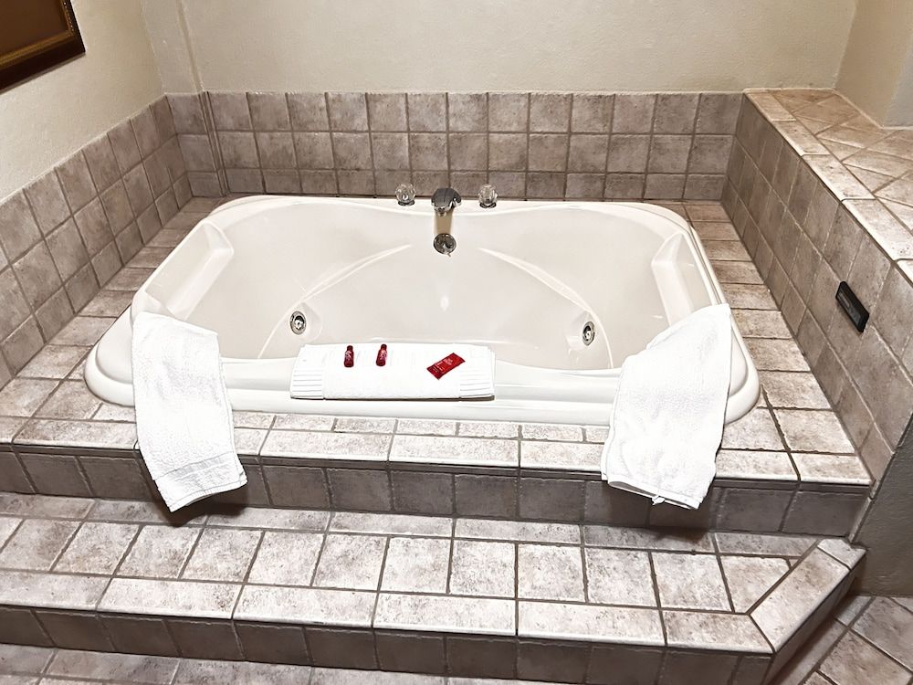 Apple Tree Inn and Suites Executive Suite, 1 King Bed, Jetted Tub 5