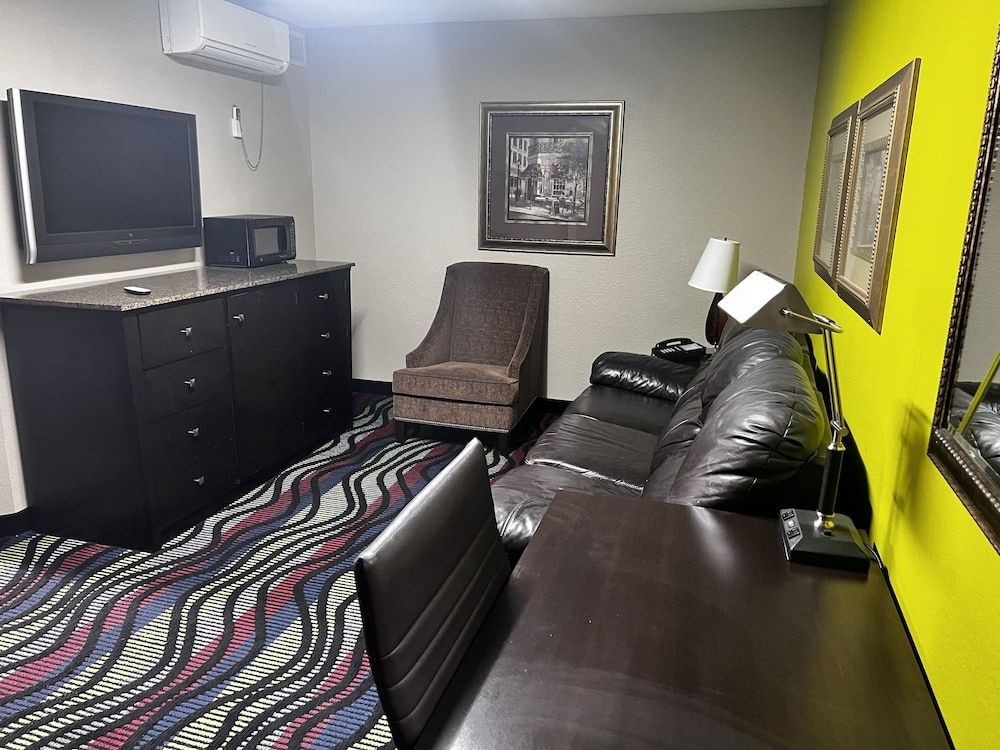 Apple Tree Inn and Suites Standard Suite, 1 King Bed 2