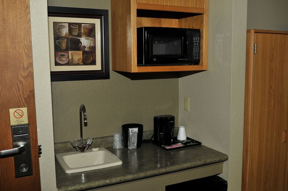 Apple Tree Inn and Suites Executive Suite, 1 King Bed, Jetted Tub 3