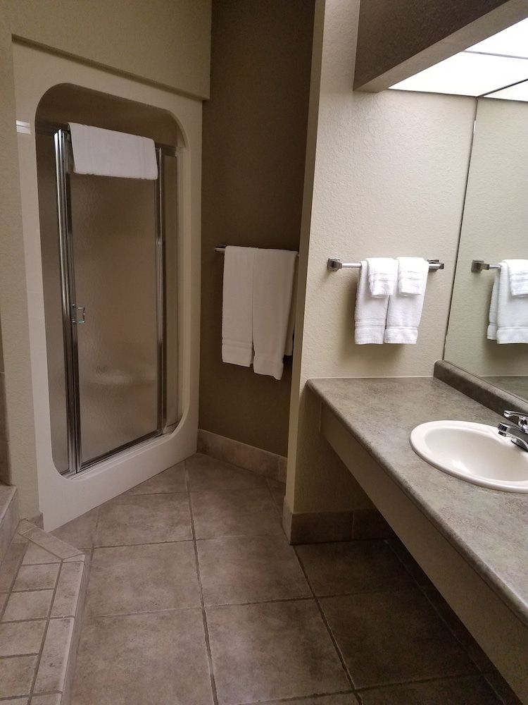 Apple Tree Inn and Suites Standard Suite, 1 King Bed 3