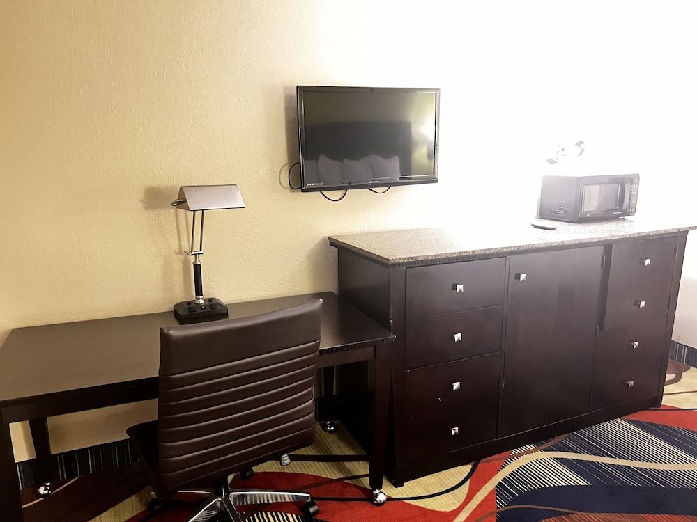 Apple Tree Inn and Suites Standard Room, 1 King Bed 2