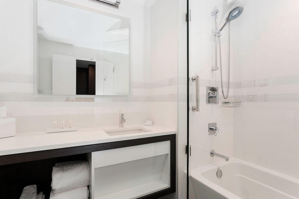 Courtyard Long Island City/New York Manhattan View Room, 1 King Bed 2