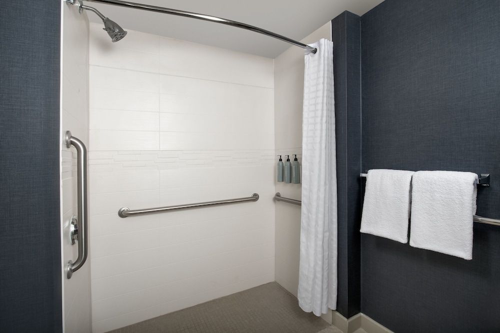 Suite, 2 Bedrooms (Mobility/Hearing Access, Roll-In Shwr)