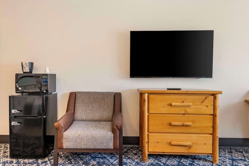 Three Bears Waterpark Resort & Convention Center, Ascend Collection Near Tomah, WI Suite, Multiple Beds, Non Smoking (Efficiency) 16