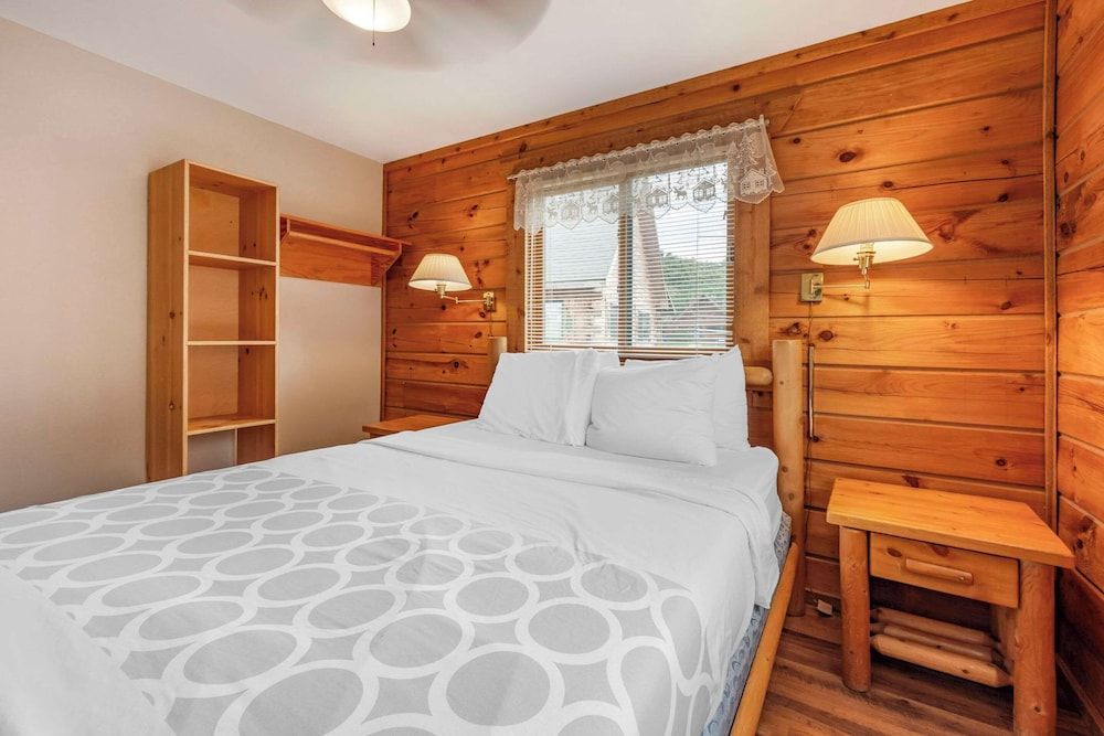 Three Bears Waterpark Resort & Convention Center, Ascend Collection Near Tomah, WI Suite, Multiple Beds, Non Smoking (Efficiency) 7