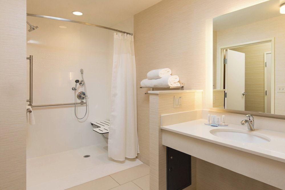 Studio, 1 King Bed (Mobility Accessible, Roll-in Shower)