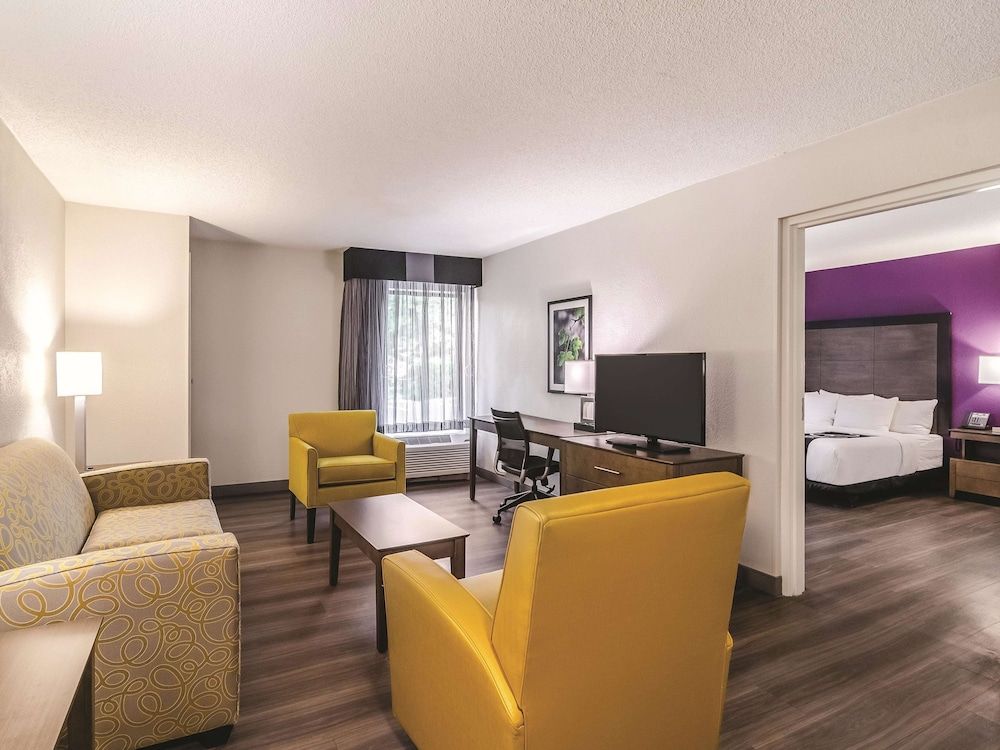 Deluxe Suite, 1 King Bed, Accessible (Mobility/Hearing Impaired Accessible)