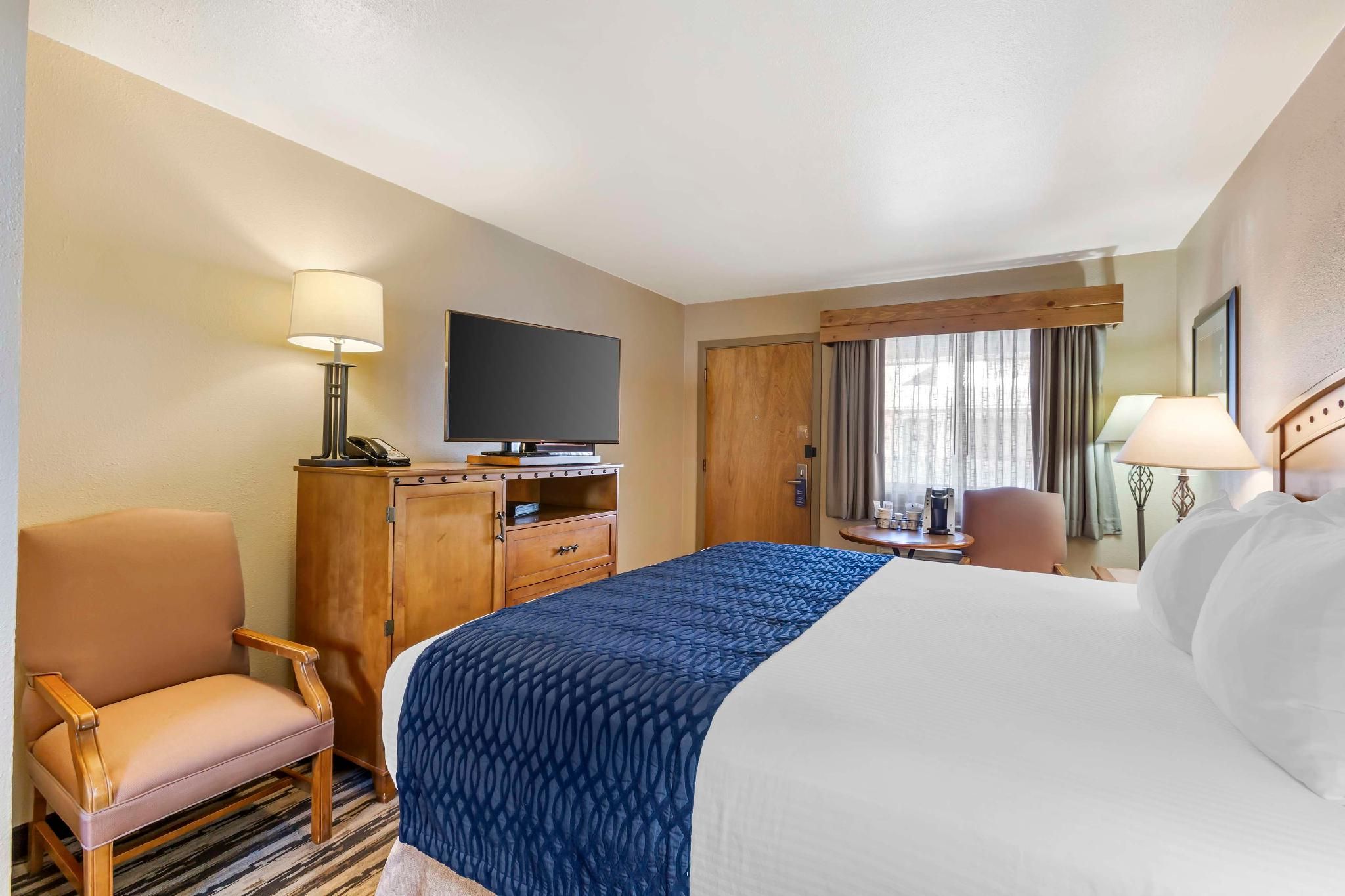 1 King Bed, Nonsmoking, Smaller Room