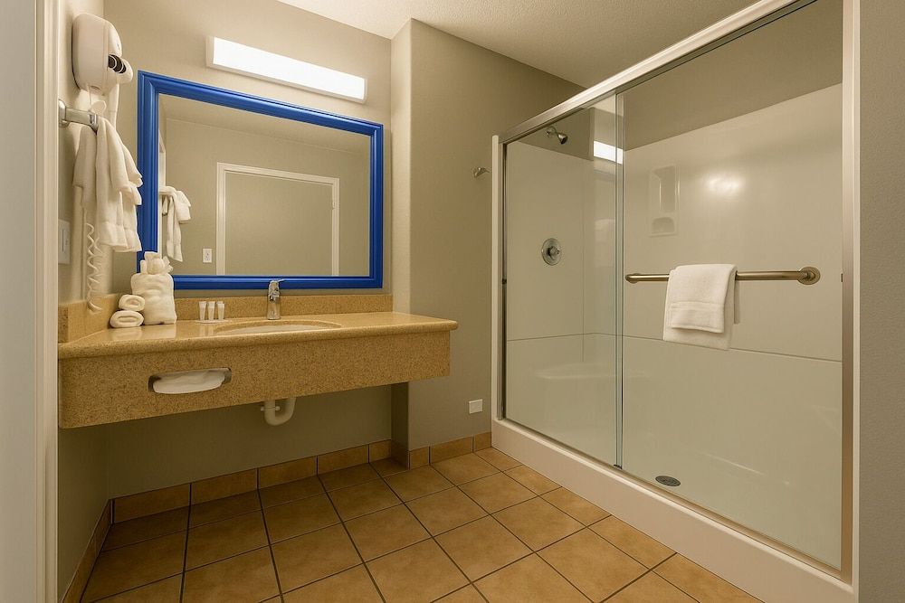 Sunnyside Inn & Suites Suite, 1 King Bed 4