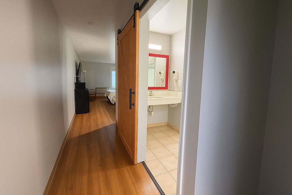 Sunnyside Inn & Suites Deluxe Room, Multiple Beds 6