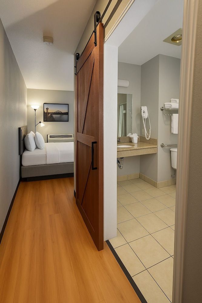 Sunnyside Inn & Suites Standard Room, 1 Queen Bed (Single Queen ADA) 4