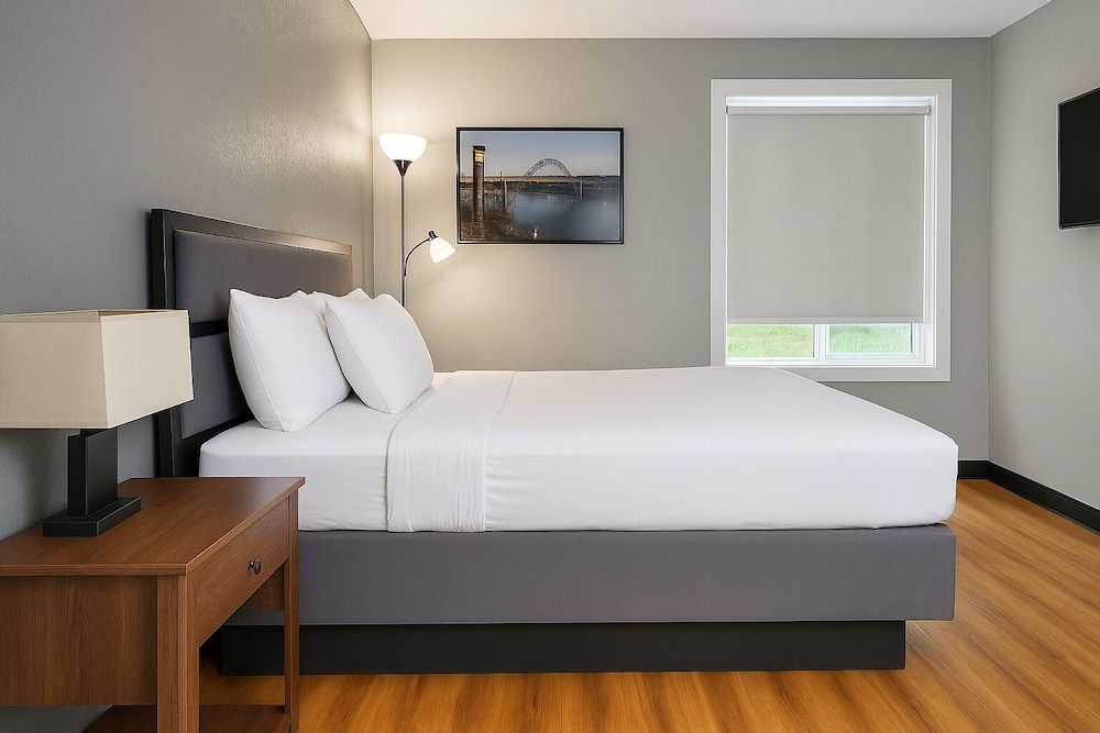 Sunnyside Inn & Suites Standard Room, 1 Queen Bed (Single Queen ADA) 2