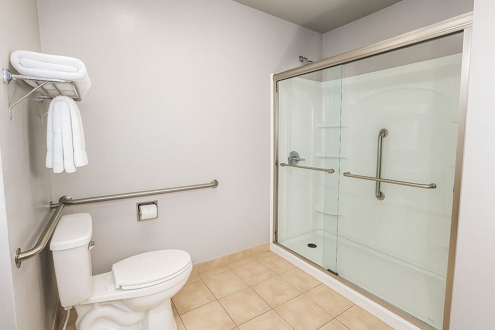 Sunnyside Inn & Suites Deluxe Room, Multiple Beds 3