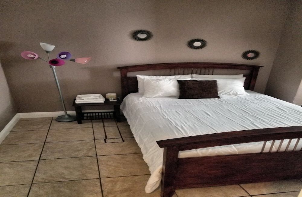 Economy Suite, 1 Queen Bed, Kitchenette