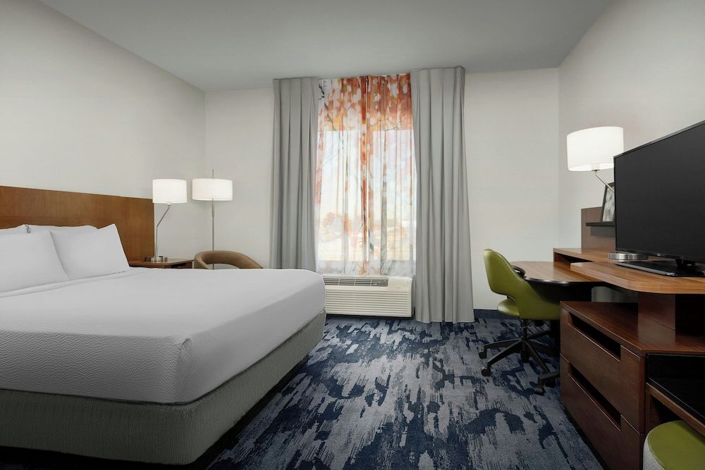 Room, 1 King Bed, Non Smoking (Mobility/Hearing Accessible, Tub)