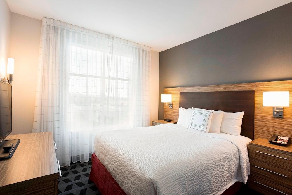 Suite, 1 Bedroom, Non Smoking (Mobility/Hearing Access, Roll-In Shwr)