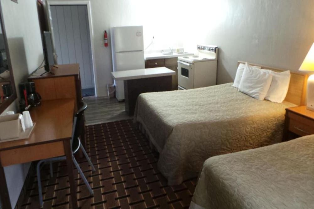 Anchor Bay Inn Room, 2 Queen Beds, Kitchenette 2