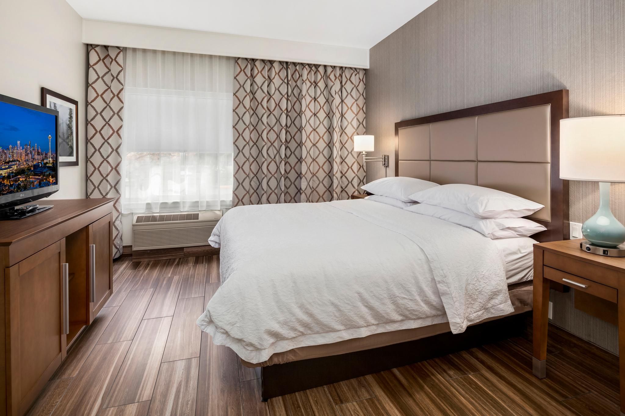 1 KING 1 BEDROOM SUITE W/ KITCHEN NS