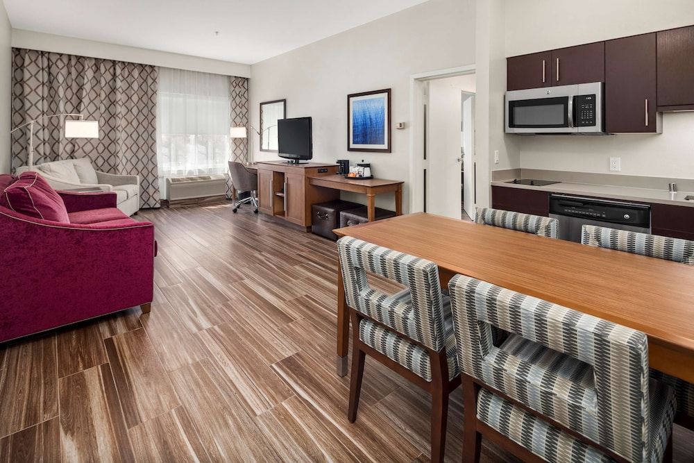 Hampton Inn & Suites Seattle-North/Lynnwood Deluxe Suite, 1 Bedroom, Non Smoking, Kitchen 8