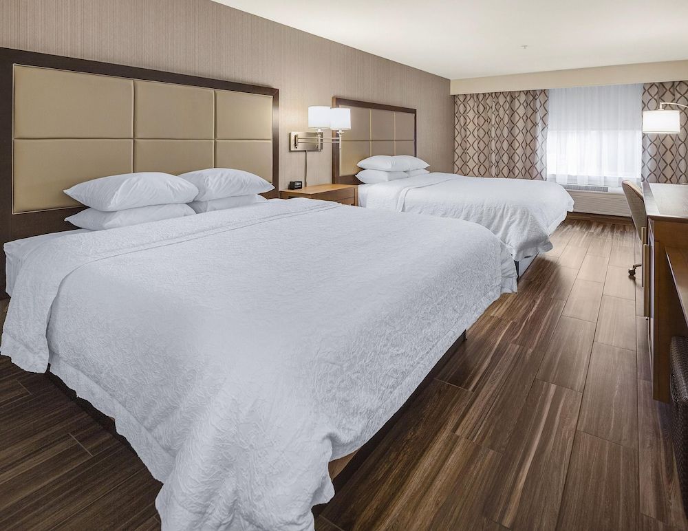 Hampton Inn & Suites Seattle-North/Lynnwood Room, 2 Queen Beds (Mobility & Hearing, Roll-In Shower)