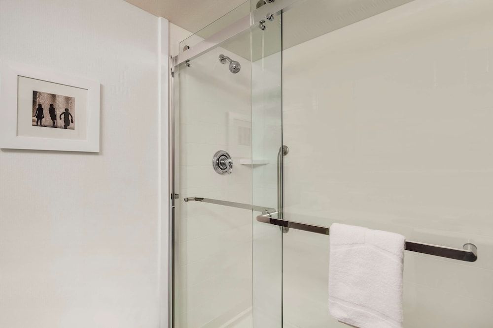 Hampton Inn & Suites Seattle-North/Lynnwood Deluxe Suite, 1 Bedroom, Non Smoking, Kitchen 5