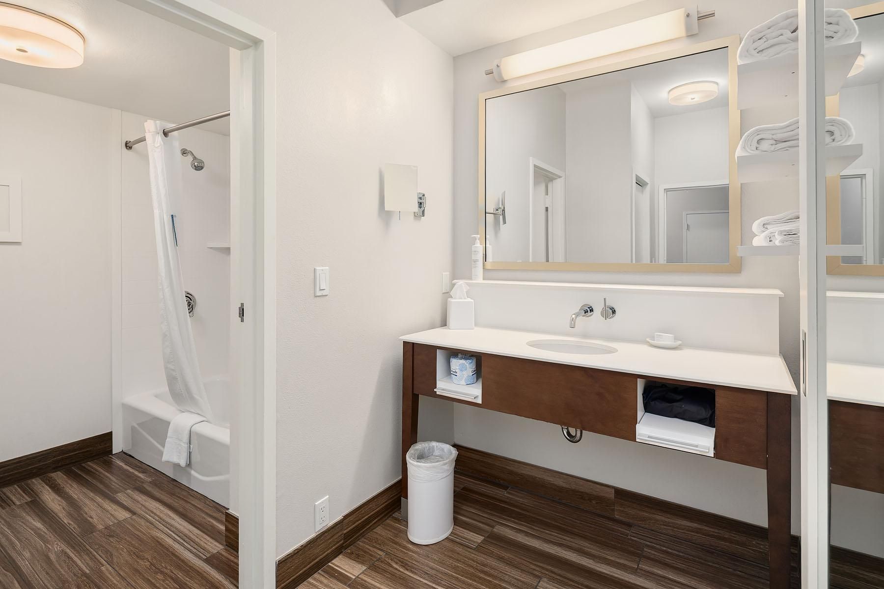 Hampton Inn & Suites Seattle-North/Lynnwood 2 Queens Mobility/hearing Access Tub Suite Ns