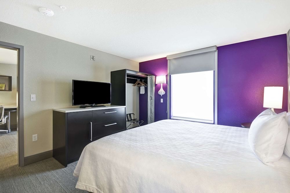 Suite, 1 King Bed, Accessible (Roll-in Shower)
