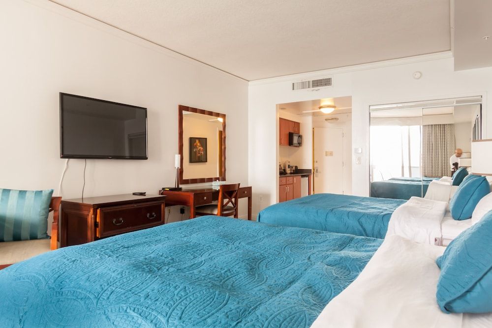 Luxury Studio Suite, 2 Queen Beds, Kitchenette, Partial Ocean View
