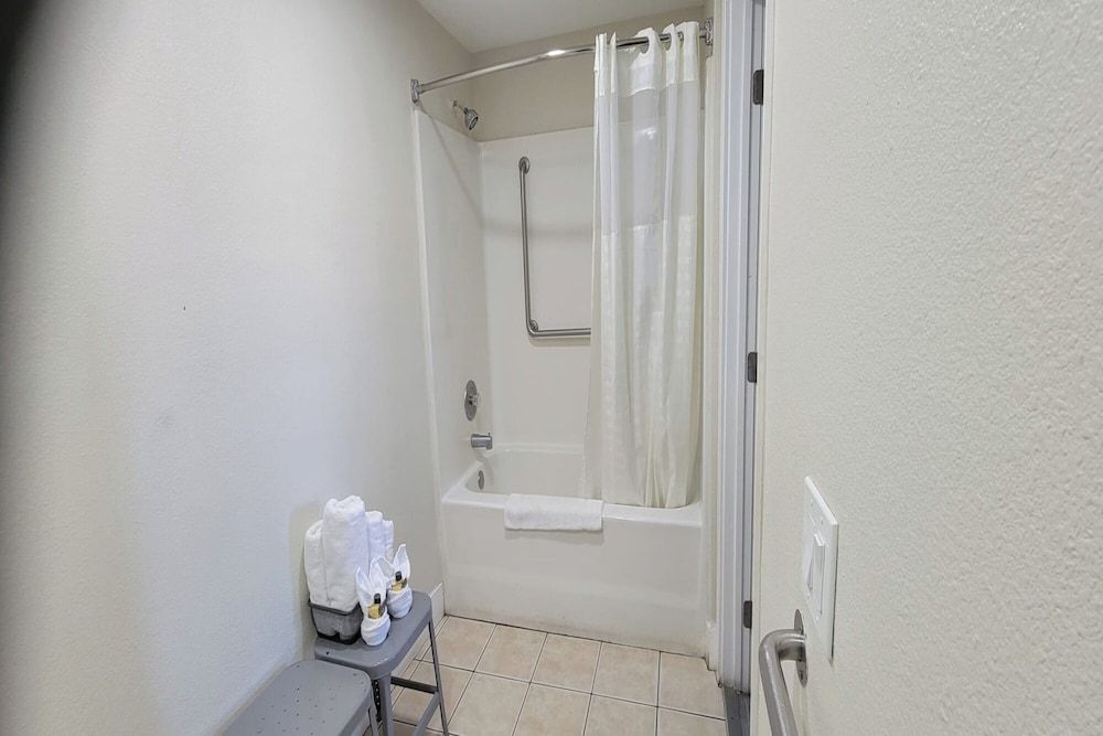 Hotel Avenida Victorville I 15 Room, 2 Queen Beds, Accessible Bathtub, Non Smoking 4